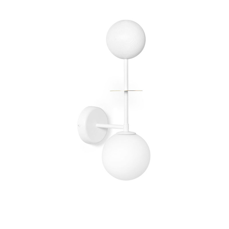 OIO B vit vägglampa / vägglampa med mässingselement